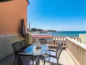 stół i krzesła na balkonie z widokiem na ocean w obiekcie Apartment Antonella & Napoletano-3 by Interhome w mieście Umag