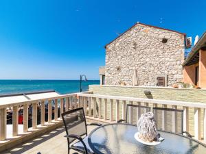 stół i krzesła na balkonie z widokiem na ocean w obiekcie Apartment Antonella & Napoletano-3 by Interhome w mieście Umag