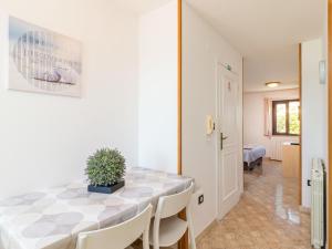 biała jadalnia ze stołem i krzesłami w obiekcie Apartment Antonella & Napoletano-3 by Interhome w mieście Umag +12 zdjęć