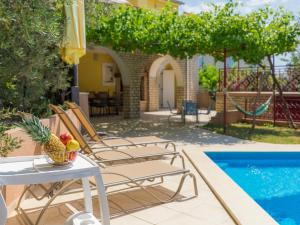 Bazén v ubytovaní Holiday Home Duje & Mare by Interhome alebo v jeho blízkosti