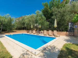 Bazén v ubytovaní Holiday Home Duje & Mare by Interhome alebo v jeho blízkosti