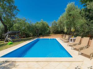 Bazén v ubytovaní Holiday Home Duje & Mare by Interhome alebo v jeho blízkosti