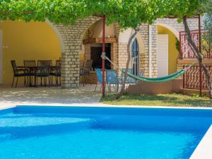 Bazén v ubytovaní Holiday Home Duje & Mare by Interhome alebo v jeho blízkosti