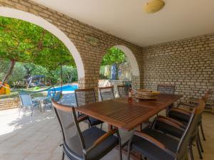 Bazén v ubytovaní Holiday Home Duje & Mare by Interhome alebo v jeho blízkosti