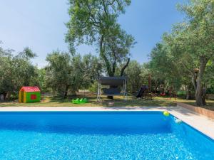 Bazén v ubytovaní Holiday Home Duje & Mare by Interhome alebo v jeho blízkosti