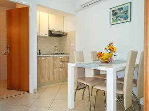 Kuchyň nebo kuchyňský kout v ubytování Apartment Klaudija by Interhome