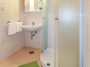 Koupelna v ubytování Apartment Klaudija by Interhome