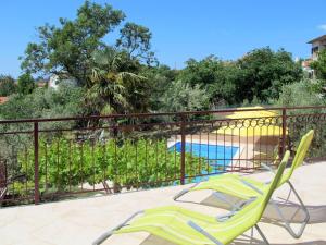 Bazén v ubytovaní Holiday Home Duje & Mare by Interhome alebo v jeho blízkosti