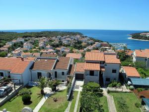 widok na willę w dzielnicy mieszkaniowej w obiekcie Apartment Villa Ursa by Interhome w mieście Pješčana Uvala