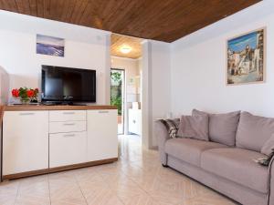 een woonkamer met een bank en een flatscreen-tv bij Apartment Fister by Interhome in Jadranovo +29 foto's
