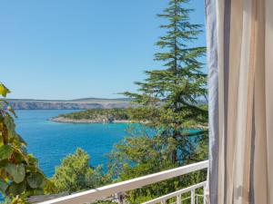 een raam met uitzicht op een meer bij Apartment Fister by Interhome in Jadranovo