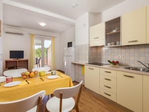 Kuchyň nebo kuchyňský kout v ubytování Apartment Glavotok by Interhome