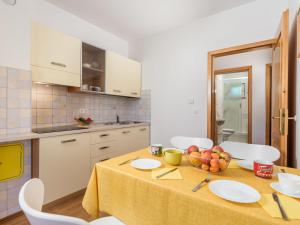 Kuchyň nebo kuchyňský kout v ubytování Apartment Glavotok by Interhome