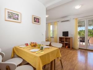 TV a/nebo společenská místnost v ubytování Apartment Glavotok by Interhome