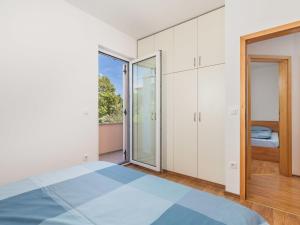 Postel nebo postele na pokoji v ubytování Apartment Glavotok by Interhome
