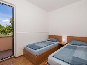Postel nebo postele na pokoji v ubytování Apartment Glavotok by Interhome