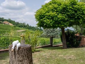 CalossoにあるHoliday Home Culla di Stelle by Interhomeの木の切り株の上に座るぬいぐるみ