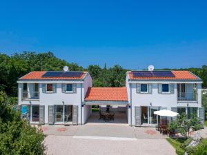 dwa budynki z panelami słonecznymi na dachach w obiekcie Holiday Home Graziani by Interhome w mieście Kornić