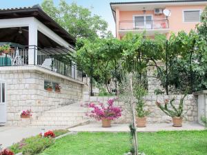 Zahrada ubytování Apartment Vukelic-2 by Interhome
