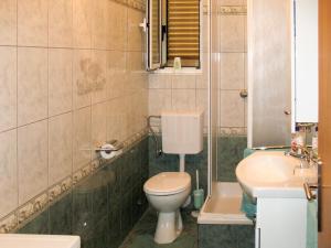 Koupelna v ubytování Apartment Vukelic-2 by Interhome