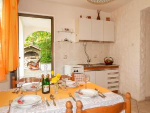 una cucina con tavolo, piatti e bottiglie di vino di Apartment Donata by Interhome a Senj Altre 27 foto