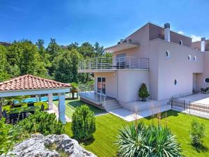 マトゥリにあるHoliday Home Nicole by Interhomeの展望台付きの家屋