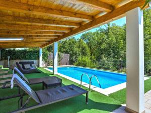 マトゥリにあるHoliday Home Nicole by Interhomeのパティオ(スイミングプール、木製パーゴラ付)