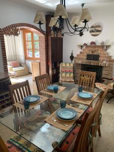 カラ・メスキーダにあるCasa Lisboaのダイニングルーム(テーブル、椅子、暖炉付)