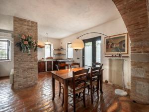 PovolettoにあるHoliday Home Domus Magna-1 by Interhomeのキッチン、ダイニングルーム(木製のテーブルと椅子付)