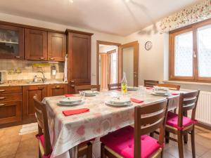una sala da pranzo con tavolo e sedie in cucina di Holiday Home Casa Tranquilla by Interhome a San Leonardo