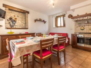 una sala da pranzo con tavolo e sedie e una cucina di Holiday Home Casa Tranquilla by Interhome a San Leonardo