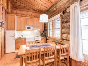 Kuchyň nebo kuchyňský kout v ubytování Holiday Home Karhunkaato as- c