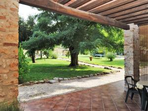 un patio con una mesa y un árbol en un parque en Apartment Le Cascatelle by Interhome, en La Pesta