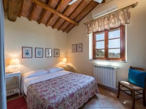 CampagnaticoにあるApartment Cielo Stellato by Interhomeのベッドルーム(ベッド1台、窓付)