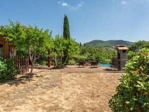 un patio trasero con mesa, sillas y árboles en Holiday Home Bardi I by Interhome, en Polveraia