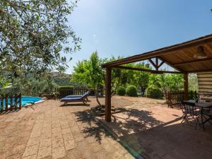 Bazén v ubytování Holiday Home Bardi I by Interhome nebo v jeho okolí