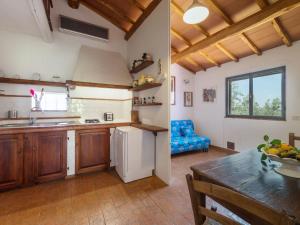 Kuchyň nebo kuchyňský kout v ubytování Holiday Home Bardi I by Interhome