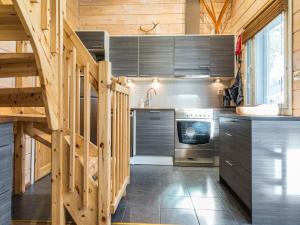 レヴィにあるHoliday Home Levin kaarna by Interhomeの木製の壁と階段のある家のキッチン