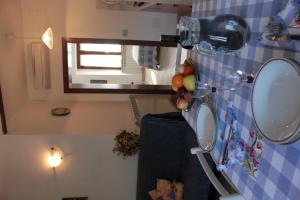 een kleine badkamer met een wastafel en een spiegel bij Agriturismo IL CANTINIERE in Grosseto