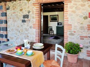 una mesa con platos de comida en un patio en Apartment Agriletizia by Interhome en La Pesta
