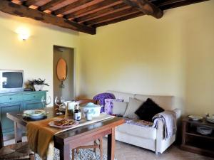 O zonă de relaxare la Apartment Agriletizia by Interhome