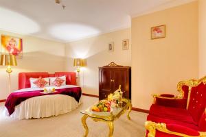 KartmazovoにあるVnukovo Village Hotel & Spaのベッドルーム1室(ベッド1台、テーブル、椅子付)