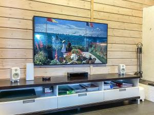 Телевизор и/или развлекательный центр в Holiday Home Vanamoinen by Interhome