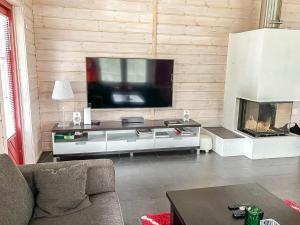 TV a/nebo společenská místnost v ubytování Holiday Home Vanamoinen by Interhome + 26 fotografií