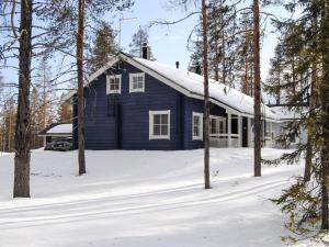 ユッラスヤルヴィにあるHoliday Home Ylläs mustikka b by Interhomeの雪の青い家
