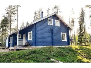 ユッラスヤルヴィにあるHoliday Home Ylläs mustikka b by Interhomeの青い家