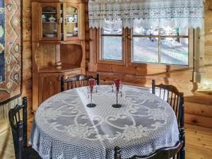 una sala da pranzo con tavolo e finestra di Holiday Home Erätorsa by Interhome a Torsansalo
