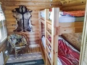 - une chambre avec 2 lits superposés dans une cabane en rondins dans l'établissement Holiday Home Erätorsa by Interhome, à Torsansalo 12 autres photos