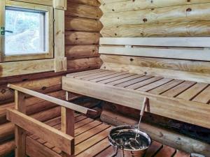 une cabane en bois avec un banc et une fenêtre dans l'établissement Holiday Home Erätorsa by Interhome, à Torsansalo