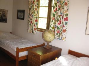 - une chambre avec 2 lits et un bureau avec un globe dans l'établissement Holiday Home Järnemåla Margaretetorp by Interhome, à Valdemarsvik